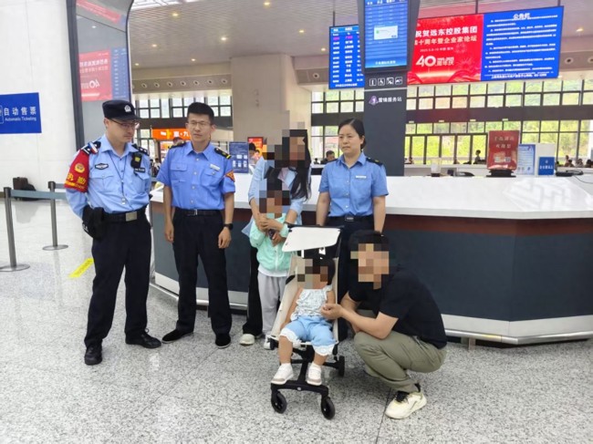 5岁哥哥带2岁妹妹下高铁