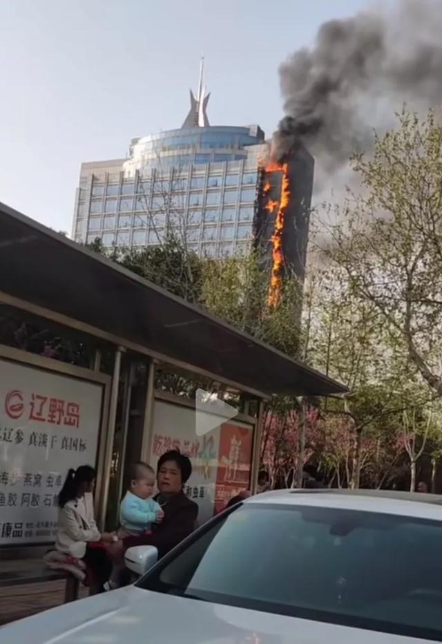 山东一供电公司大楼起火 浓烟滚滚