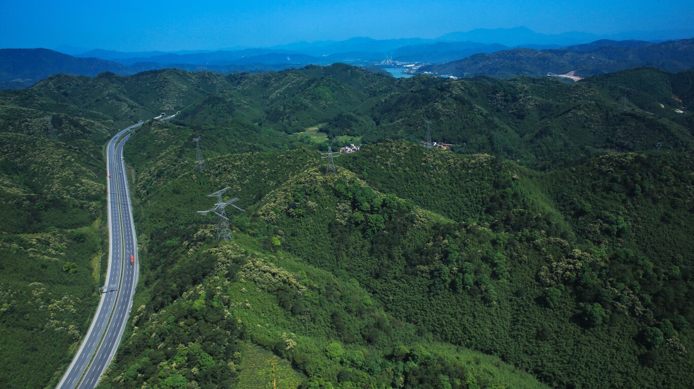 二广高速绿化实景（通讯员供图）