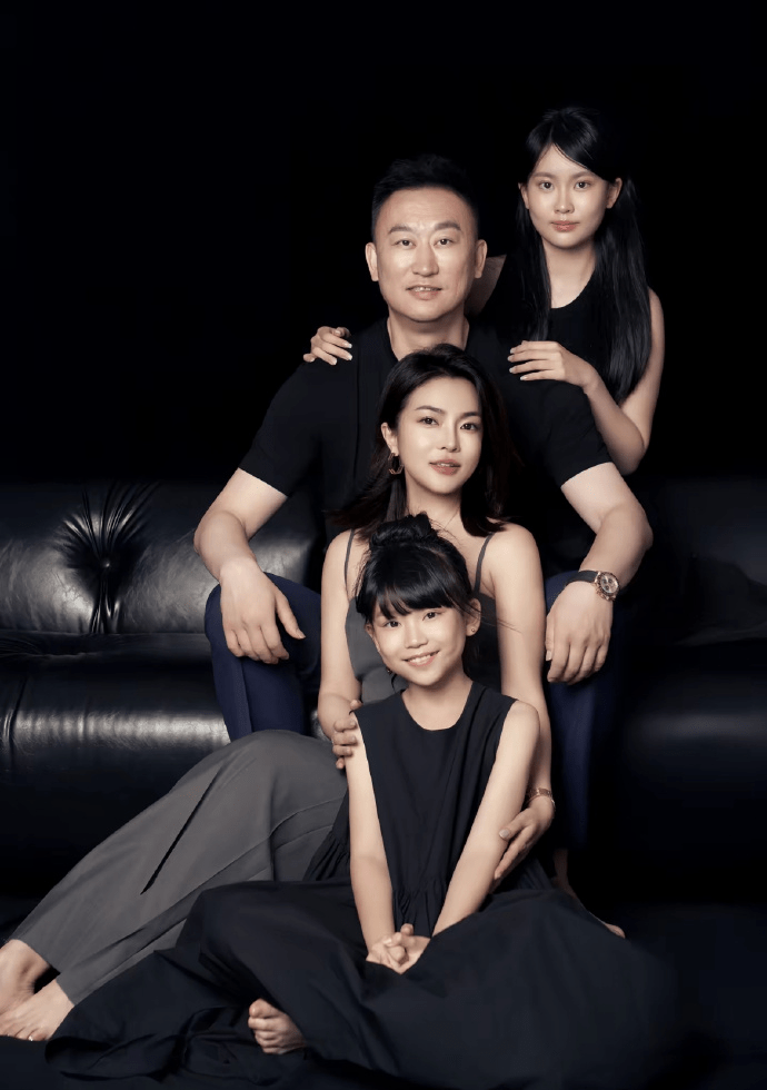刘维伟李艳夫妇全家福照片。