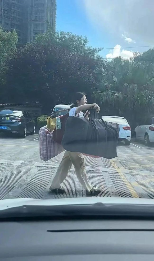 高考后挑行李回家女生婉拒资助:准备找份暑假工