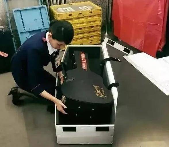上海一机场“箱子垫垫员”走红