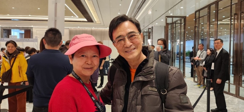 持有滙控超过40年的小股东夫妇黄氏伉俪大表满意。 持有滙控超过40年的小股东夫妇黄氏伉俪大表满意。