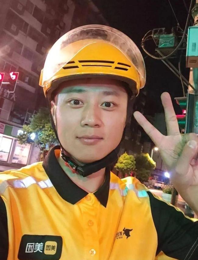 公职人员回应兼职下班送外卖
