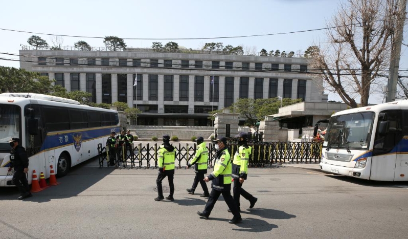 4月3日，在韩国首尔，警察在韩国宪法法院前执勤。新华社