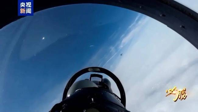 我军飞行员以一敌二 驾驶歼-16在头顶倒飞