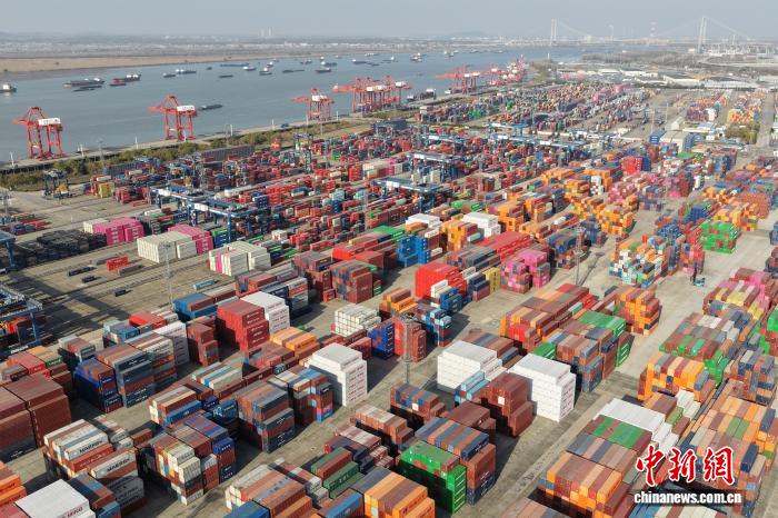 12月8日，航拍南京龙潭港进出口集装箱码头。当日，中国海关总署公布的最新数据显示，今年11月份，中国货物贸易增速回升，进出口总值3.9万亿元人民币，同比增长4.1%。(无人机照片) a target='_blank' href='//' p align=