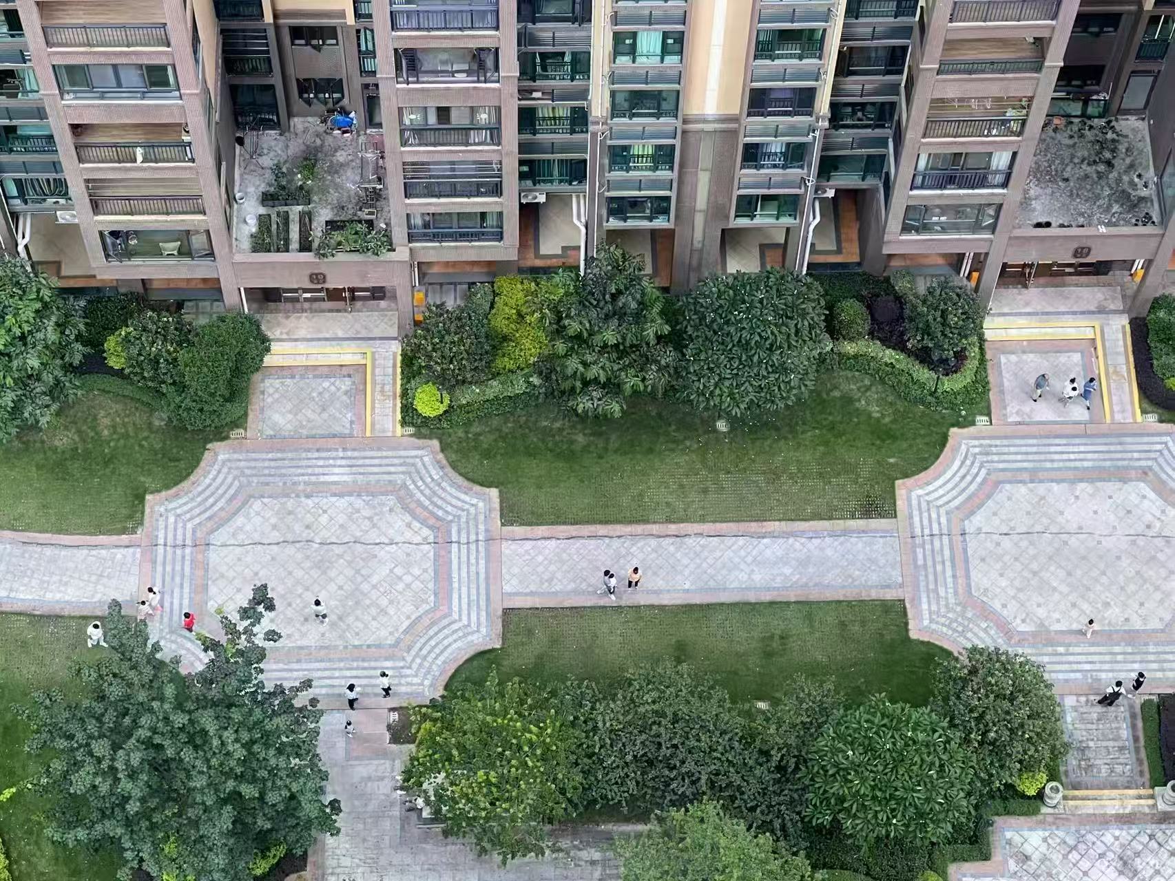 网传疑似地板裂开。 网传疑似地板裂开。