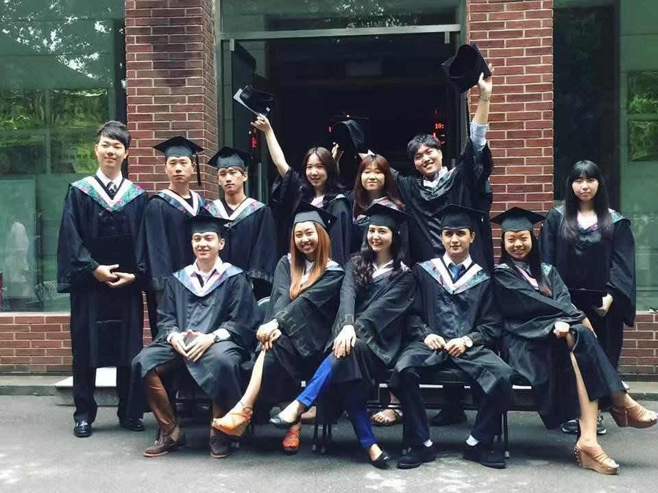 从留学生到CEO:一位越南姑娘的创业之路 赖阮山心(前排左二)在北京语言大学学习期间。受访者供图