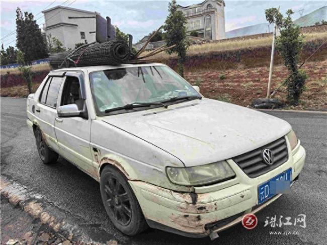 老人无证驾驶脱检车上路被罚