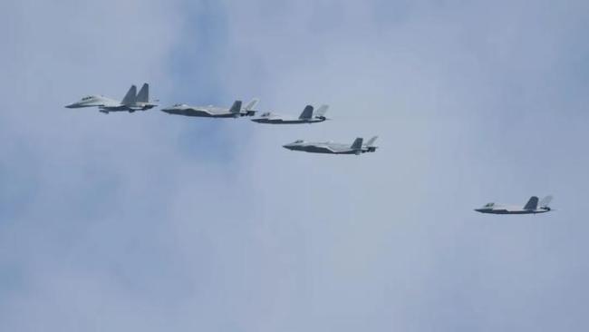 九三阅兵彩排画面曝光,歼10没有加入空中编队?