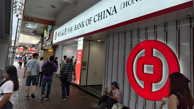 旺角道50号中银分行内,一对内地母女涉嫌行使56张假美金被捕。 旺角道50号中银分行内,一对内地母女涉嫌行使56张假美金被捕。