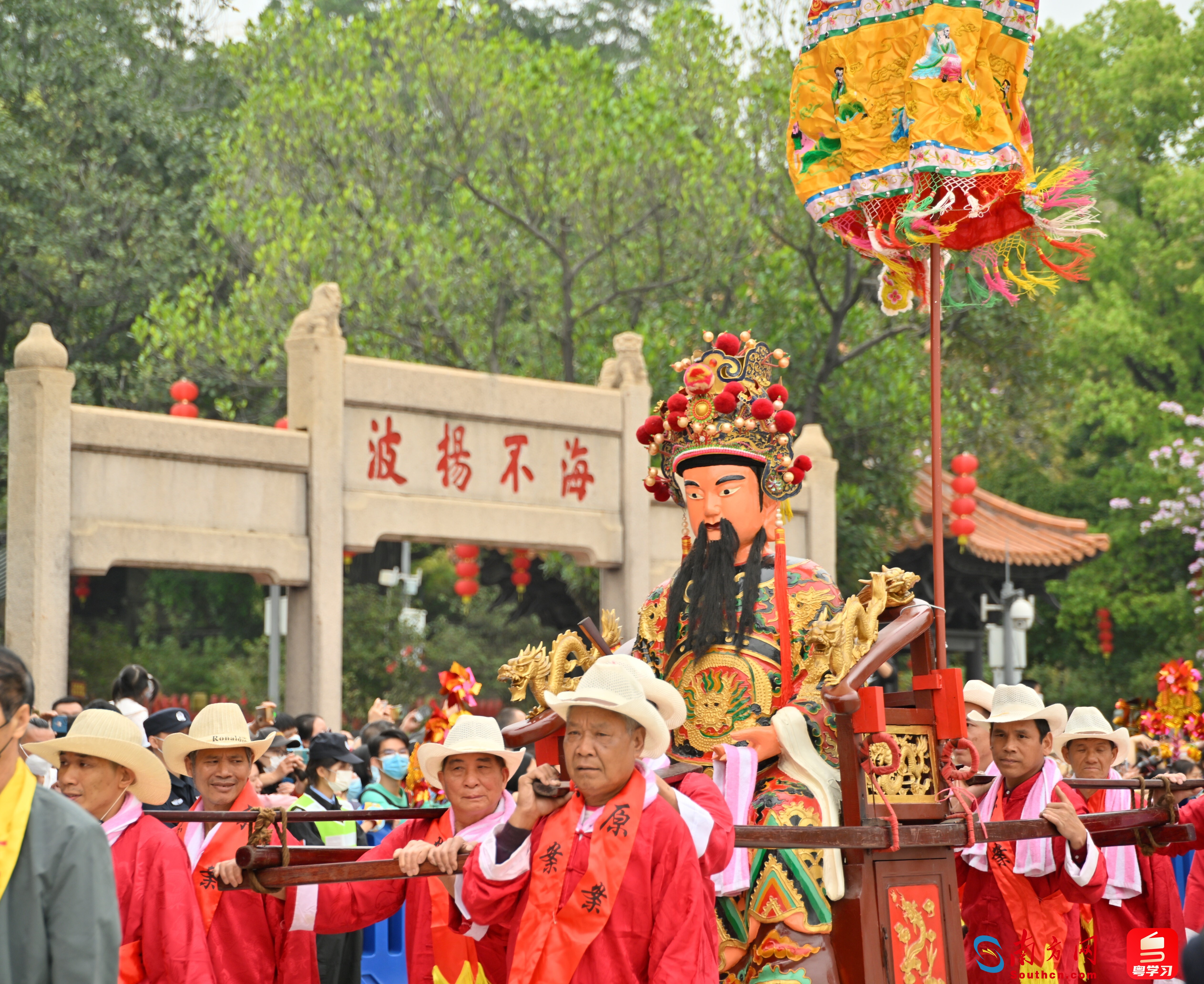 图为往届“波罗诞”千年庙会，重头戏“五子朝王”。 卜泽森 摄