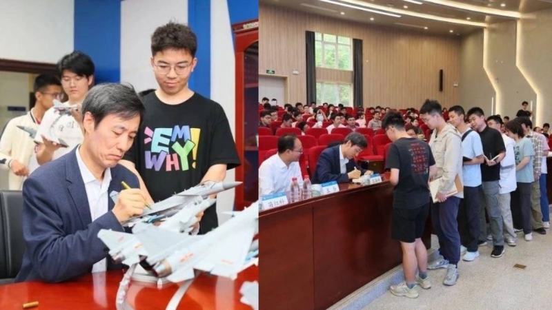 王海峰为同学签名。 王海峰为同学签名。