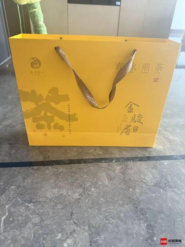女子街头遇豪车拦路卖茶叶