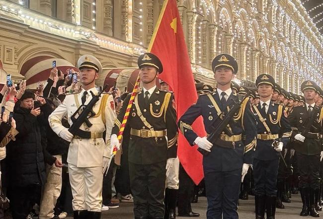 在俄中国留学生“追星”解放军