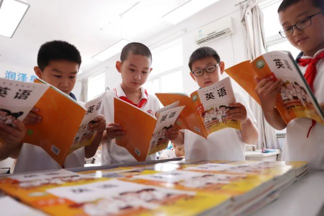 新版英语教材把孩子难哭?出版社回应