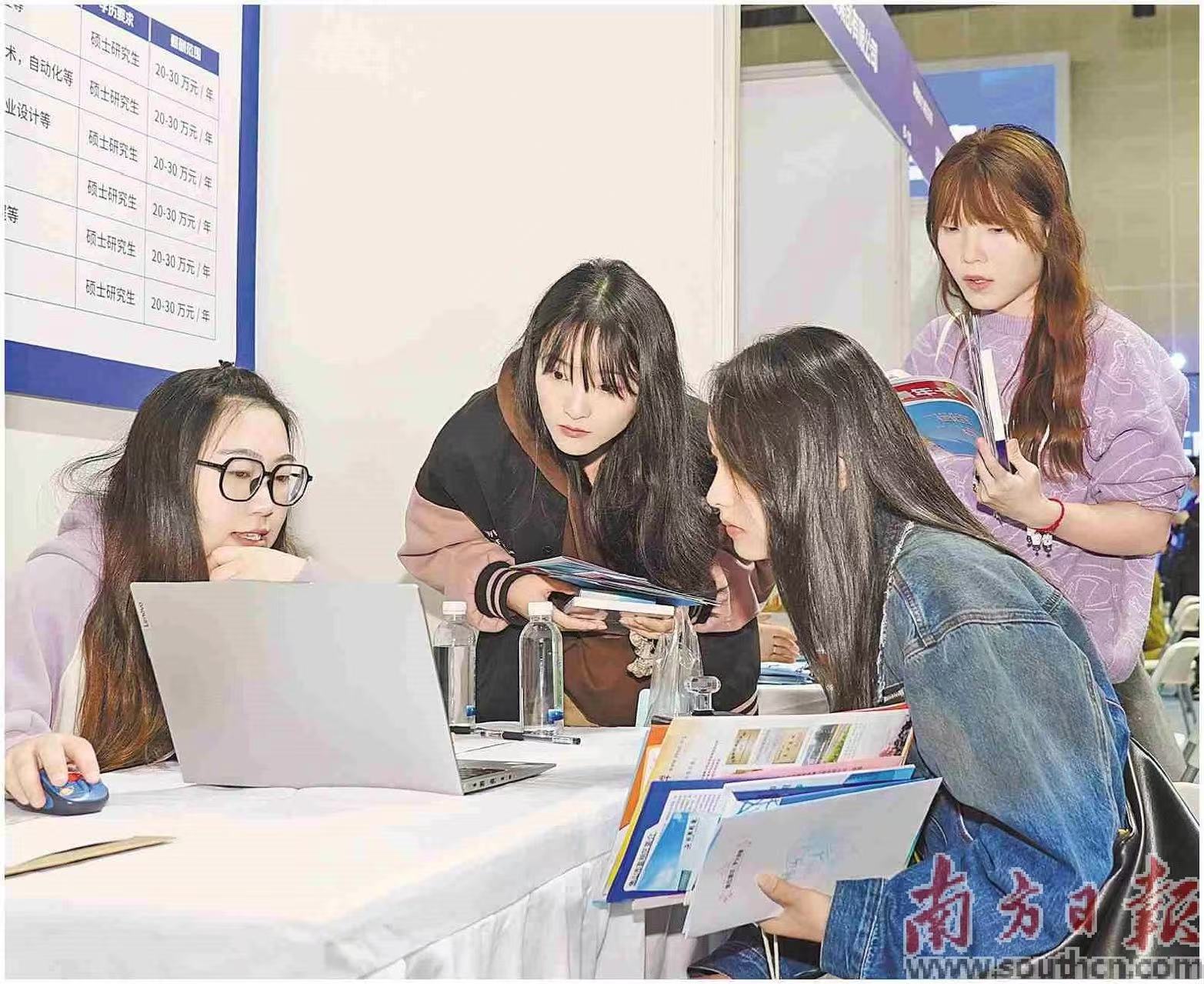 在南京大学（仙林校区）招聘现场，学子们向企业HR咨询岗位情况。佛山市人社局供图