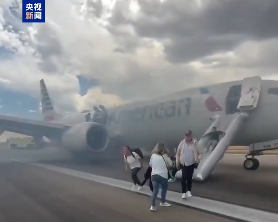 美航一波音客机发生故障 机上人员紧急撤离