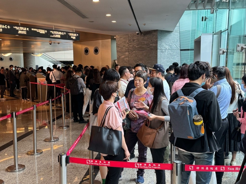 多组准买家于开售前已到售楼处排队。 多组准买家于开售前已到售楼处排队。