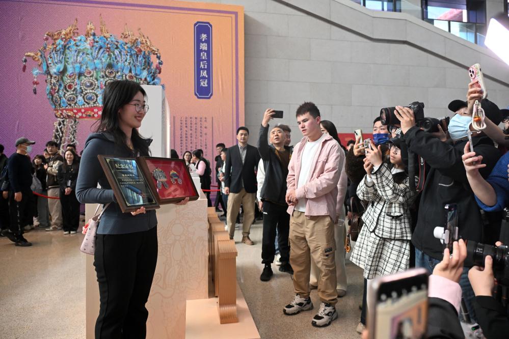 文化中国行丨“小文创”折射文旅“大热度” 国博“网红”凤冠冰箱贴销量破百万件