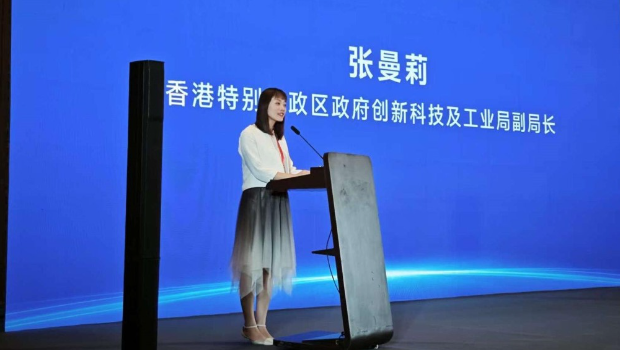 张曼莉在宁波出席“第二届浙港现代专业服务合作会议”开幕式,并在“人工智能+”专题洽谈会上致辞。 张曼莉在宁波出席“第二届浙港现代专业服务合作会议”开幕式,并在“人工智能+”专题洽谈会上致辞。