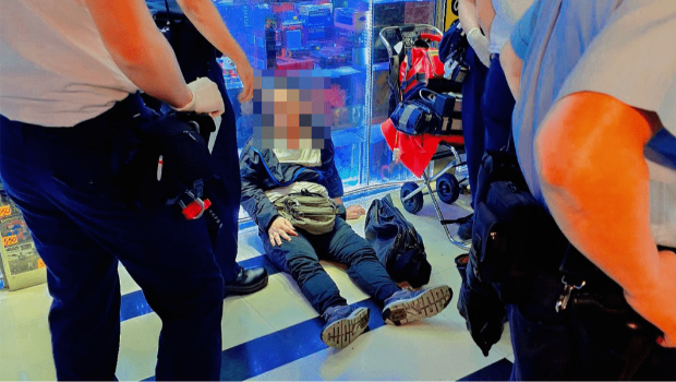 被捕男子为玩具店顾客