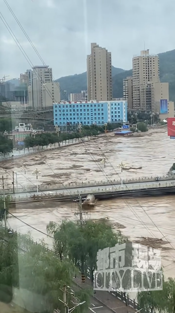 延安暴雨桥梁遭钢罐冲撞受损