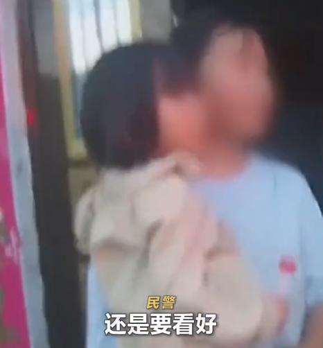 8岁小暖男助迷路女孩找家人