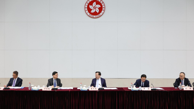 夏宝龙（中）昨日（20日）出席座谈会，与香港工商界和金融界人士互动交流，出席者包括主要商会和企业代表。参与官员包括行政长官李家超（左二）和财政司司长陈茂波（左一）。