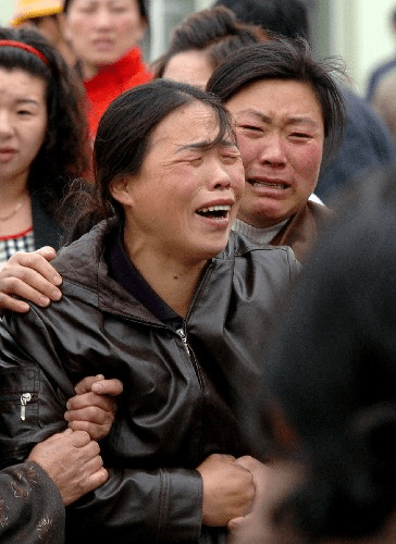 遼寧廠鋼水傾覆，造成32名工人當場死亡，家屬焦急等待消息。 新華社