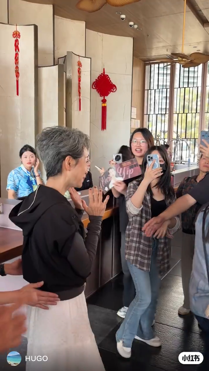 叶童于内地酒店现身，立即令现场大量粉丝劲激动。