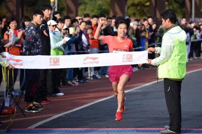 年入1600亿 谁在穿安踏李宁