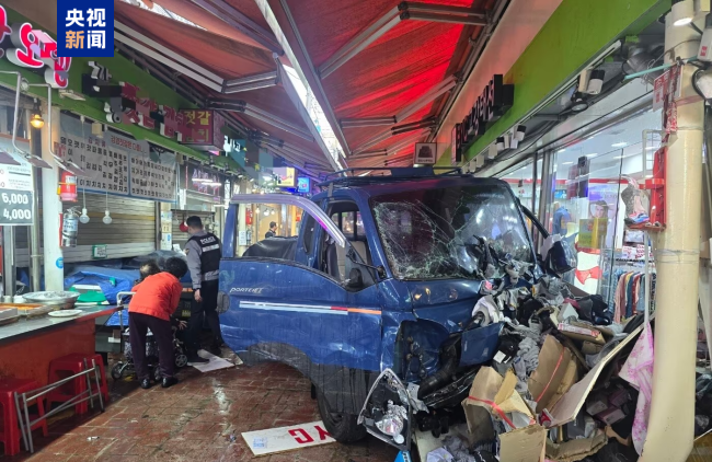 韩国京畿道一货车冲入市场 致10人受伤