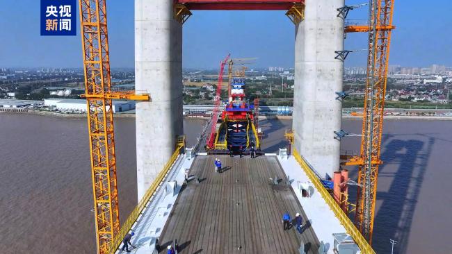 浙江杭州湾跨海铁路大桥完成首段钢梁架设