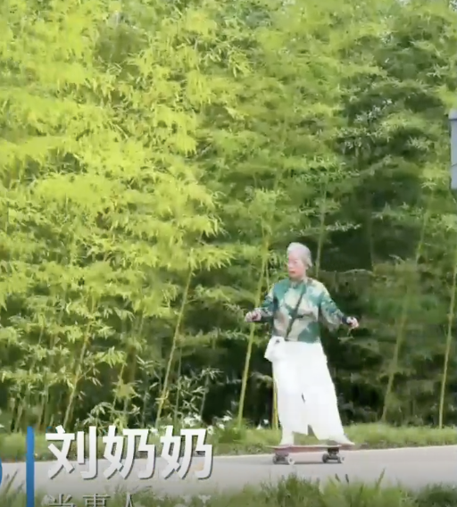 68岁母亲跟着女儿学滑板3年 心情开朗喜交友