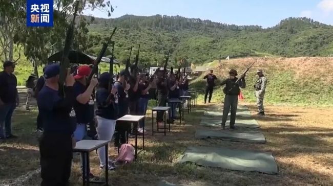 委内瑞拉派兵携武器进社区培训居民
