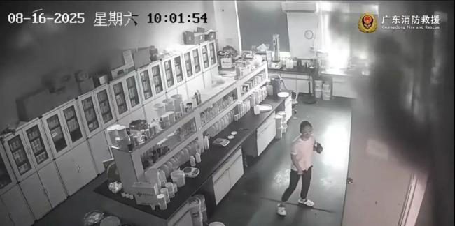 起火同事都逃了，唯独她身陷险境！监控曝光→