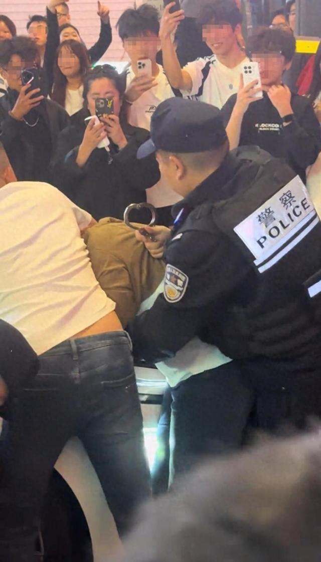 警方回应俩女子闹市被铐走