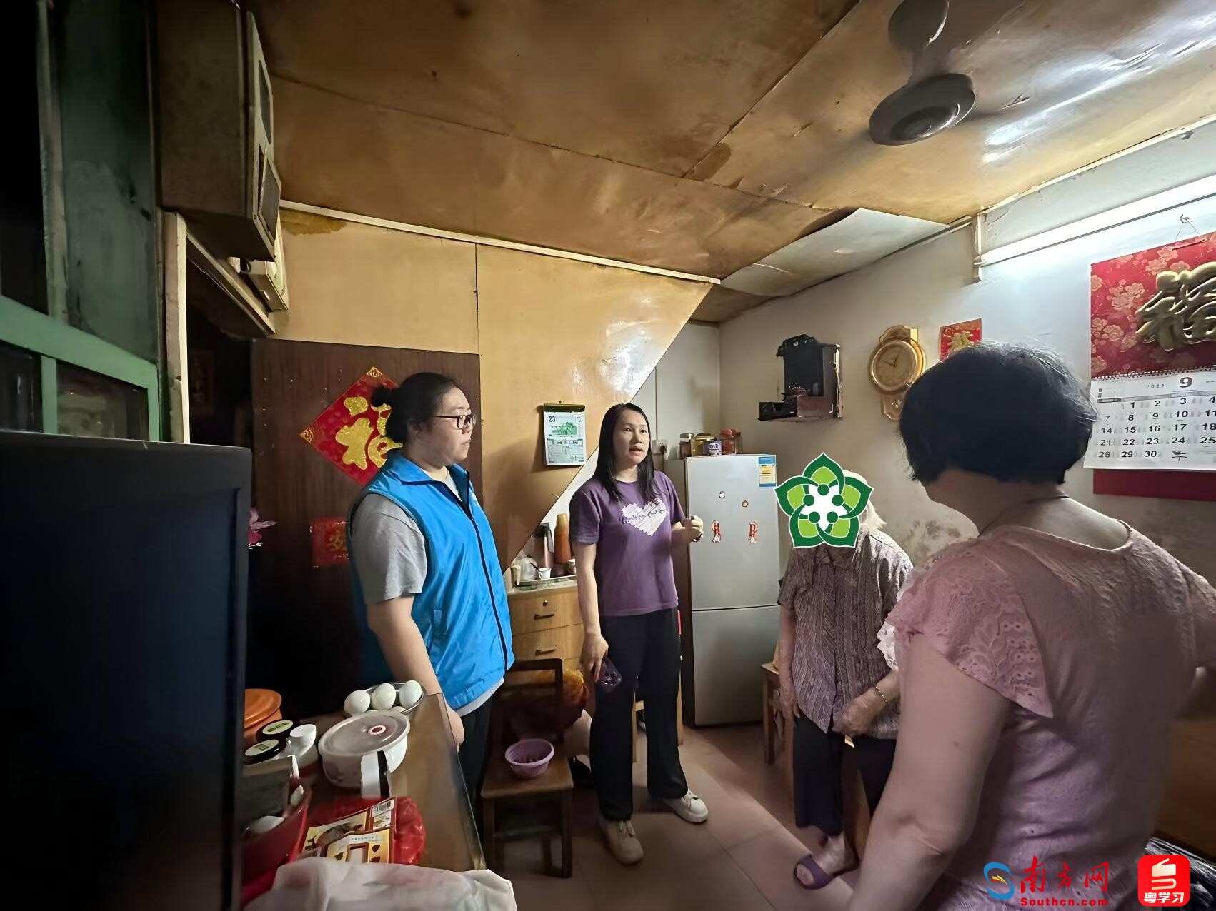 珠光街“双百工程”社工站与祖庙前居委工作人员在台风来临前上门与社区特困人员沟通，并协助其与同住母亲撤离辖区低洼平房