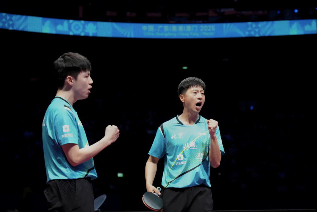 北京队黄友政（左）与马龙（右）