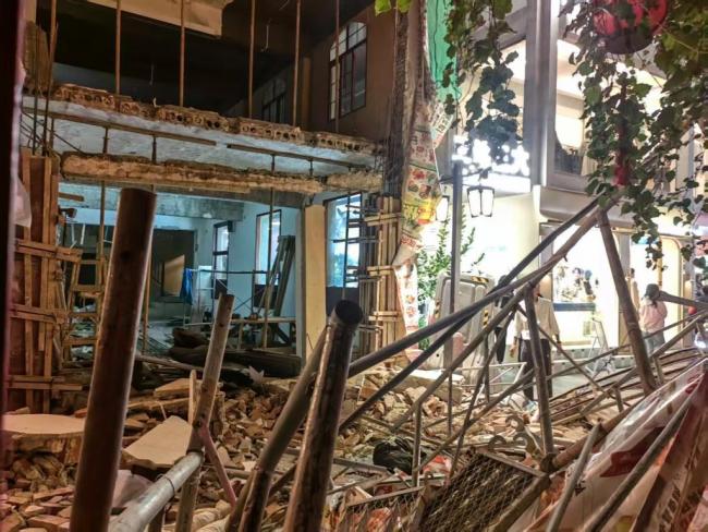 长沙一网红街区外墙垮塌致2死2伤