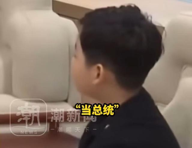 李在明与夫人邀请儿童参观总统府