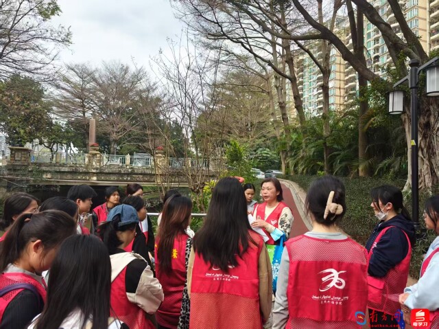 孙花云在巡河过程中向青少年科普爱水护水知识