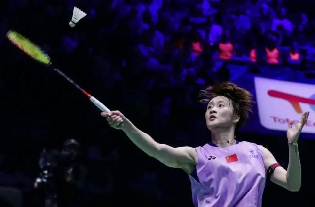 中日一姐之战!陈雨菲2-1山口茜晋级法国赛4强,报世锦赛丢冠之仇