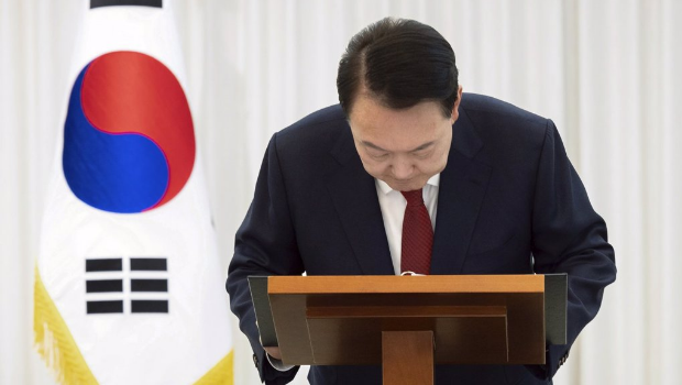 韩国议会投票弹劾韩国总统尹锡悦后,他接受结果鞠躬致辞。 韩国议会投票弹劾韩国总统尹锡悦后,他接受结果鞠躬致辞。