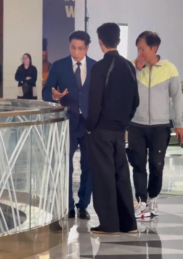 网友偶遇张智霖吴卓羲