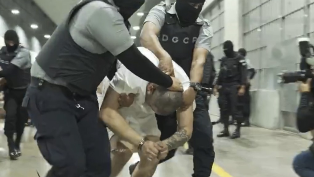 妻子从监狱画面中,认出加西亚(Kilmar Abrego Garcia)被送往萨尔瓦多恐怖主义监禁中心。 妻子从监狱画面中,认出加西亚(Kilmar Abrego Garcia)被送往萨尔瓦多恐怖主义监禁中心。