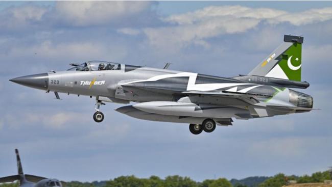 “枭龙”战机亮相阿塞拜疆