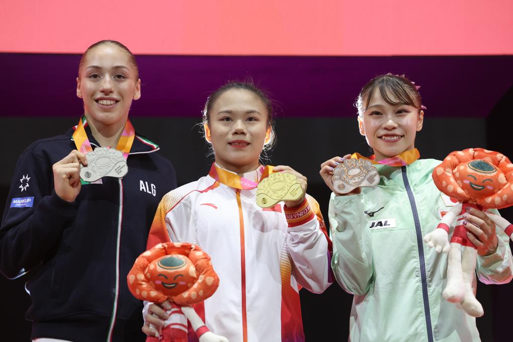 10月25日，冠军中国选手张清颖（中）、亚军阿尔及利亚选手奈穆尔（左）和季军日本选手杉原爱子在颁奖仪式上合影。新华社记者 白雪飞 摄